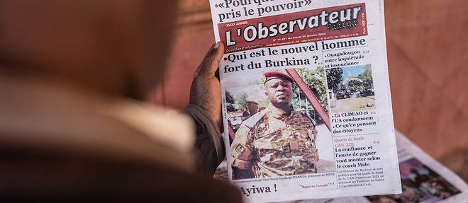 La junte, qui a pris le pouvoir il y a une semaine au Burkina Faso, a retabli lundi la Constitution qu'elle avait suspendue, le jour d'une rencontre avec une delegation conjointe de la Communaute des Etats d'Afrique de l'Ouest (Cedeao) et de l'ONU.
