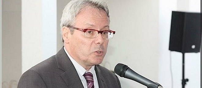 C'est apres une reunion avec le ministre des Affaires etrangeres malien que l'ambassadeur de France au Mali, Joel Meyer, a ete informe de son expulsion du territoire.
C'est apres une reunion avec le ministre des Affaires etrangeres malien que l'ambassadeur de France au Mali, Joel Meyer, a ete informe de son expulsion du territoire.