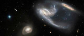 Le télescope Hubble a immortalisé un spectaculaire groupe de galaxies baptisé NGC 7764A, situé à environ 425 millions d’années-lumière de la Terre, dans la constellation du Phénix. 

