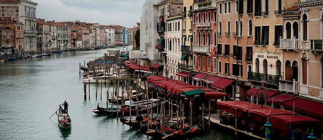 Un gondolier sur le Grand Canal a Venise, en janvier 2022.
