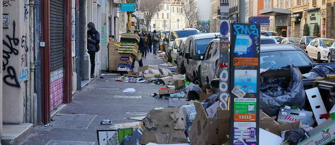 La ville de Marseille fait face a une importante greve des eboueurs. 
