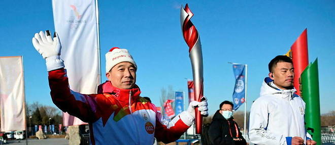 L'astronaute Jing Haipeng tenant la flamme olympique a Pekin, le 2 fevrier 2022.
