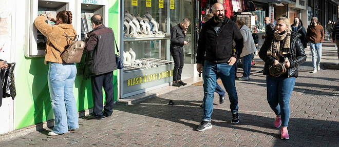 Des habitants d'Istanbul dans les rues de la plus grande ville de Turquie, pendant la crise monetaire. 
 

