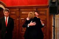 Emmanuel Macron félicite chaleureusement Angela Merkel, qu'il vient d'élever au rang de grand-croix de la Légion d'honneur, sous l'œil de Joachim Sauer, le mari de l'ex-chancelière allemande.
