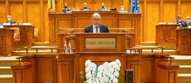Le ministre francais des Affaires etrangeres Jean-Yves Le Drian s'exprime devant le Parlement roumain le 2 fevrier 2022.
