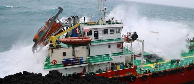La Reunion: les marins du navire echoue "ont vraiment eu tres peur"