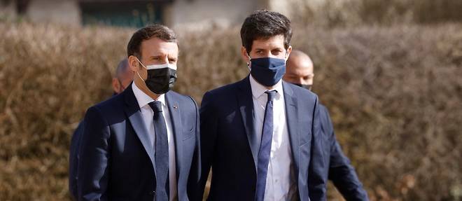 Emmanuel Macron et Julien Denormandie en fevrier 2021.   
