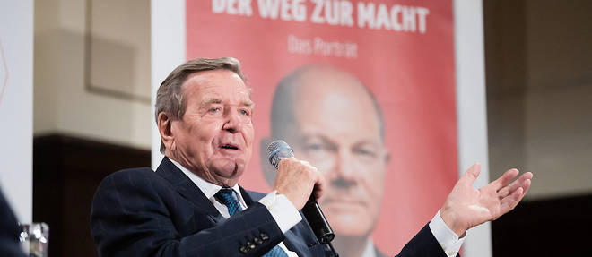 Gerhard Schroder le 9 decembre 2021 durant la presentation du nouveau chancelier allemand Olaf Scholz.
