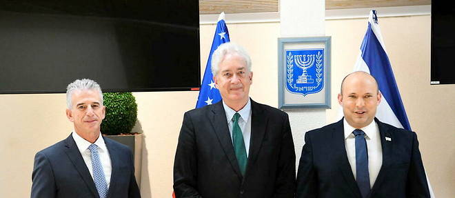 Le directeur du Mossad, David Barnea (a gauche), aux cotes du directeur de la CIA, William Burns (au centre), et du Premier ministre israelien, Naftali Bennett (a droite), a Tel-Aviv le 11 aout 2021.


