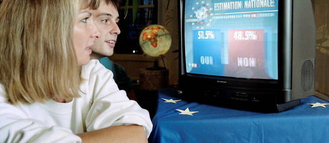 Des jeunes regardent les premiers resultats du referendum ou le << oui >> l'emporta.
