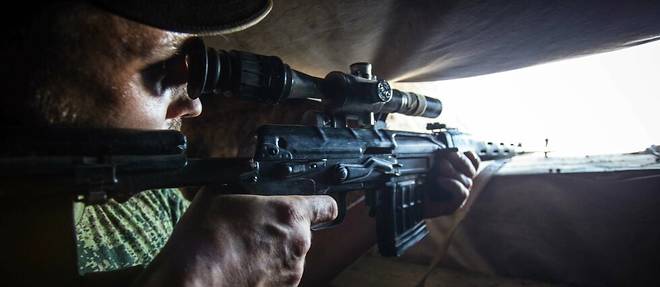 Un sniper separatiste positionne dans le Donbass. Dans toute l'Ukraine, et notamment a Tchernobyl, l'armee se prepare a reprendre les armes contre Moscou et les republiques separatistes de l'Est ukrainien.
