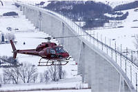 Un hélicoptère devant un paysage enneigé (illustration).
