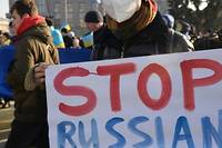 Pr&egrave;s de la fronti&egrave;re russe, des manifestants pr&ecirc;ts &agrave; d&eacute;fendre l'Ukraine