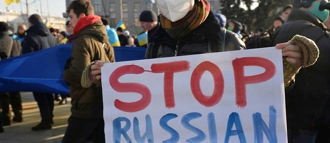 Pres de la frontiere russe, des manifestants prets a defendre l'Ukraine