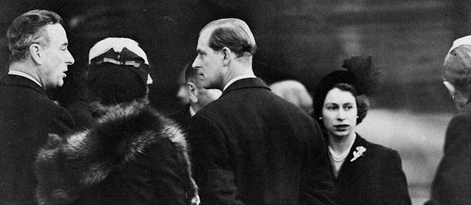 Le 7 fevrier 1952, Elizabeth II, de retour du Kenya ou elle a appris la mort de son pere, arrive a l'aeroport de Londres avec son mari Philip. 
