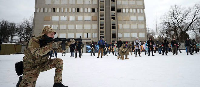 Des militaires de reserve entrainent des civils au maniement des armes a Kiev. 
