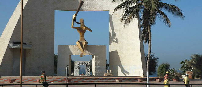 Avec des racines dans l'histoire de l'Afrique de l'Ouest, Dakar est aussi une ville tournee vers l'avenir. Ici, la porte du Millenaire, oeuvre artistique mais aussi symbole d'une ville qui sait ce qu'elle doit a la mer. 
