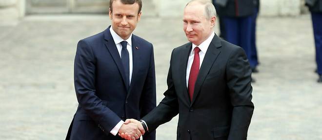 Le president francais Emmanuel Macron, prompt aux coups diplomatiques, monte en premiere ligne dans la crise ukrainienne, non sans risques face a l'intransigeance du maitre du Kremlin.
