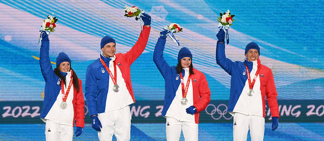 Anais Chevalier-Bouchet, Emilien Jacquelin, Julia Simon et Quentin Fillon-Maillet ont decroche la premiere medaille tricolore (en argent) des Jeux olympiques en relais mixte de biathlon.
