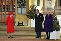 Elizabeth II, le prince Charles et Camilla sur le perron du chateau de Windsor, en décembre 2020.  
