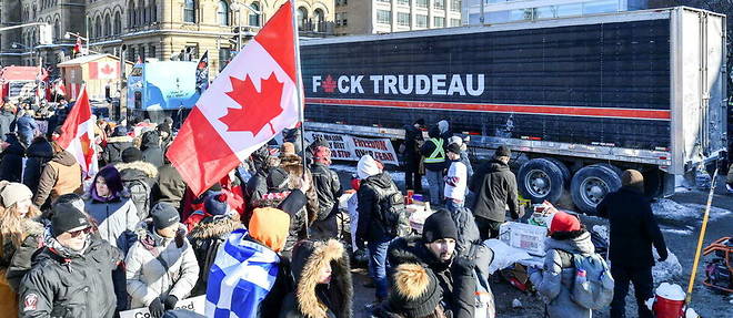Des manifestants a proximite de le Parlement canadien a Ottawa le 5 fevrier 2022. Le mouvement << convoi de la liberte >> bloque le centre de la capitale federale canadienne depuis plus d'une semaine et demande au gouvernement Trudeau de lever les restrictions sanitaires.
