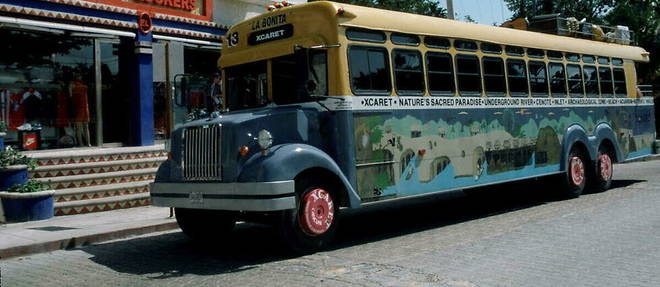 Illustration d'un bus touristique, sur la Playa del Carmen du Yucatan, au Mexique. 
