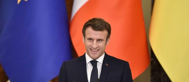 "Va falloir y songer" : Macron temporise sur sa candidature