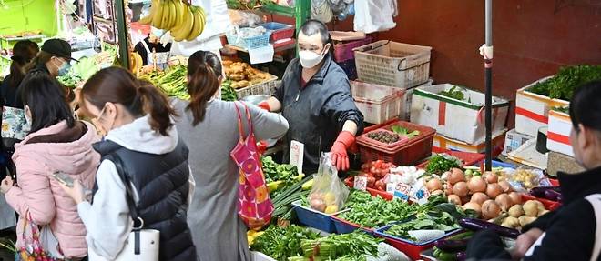 Covid: comme en 2020, les habitants de Hong Kong se ruent pour faire des provisions