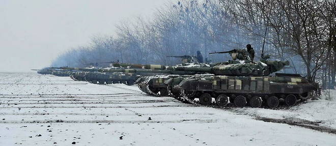 Des tanks ukrainiens postes a la frontiere, lundi 7 fevrier 2022.
