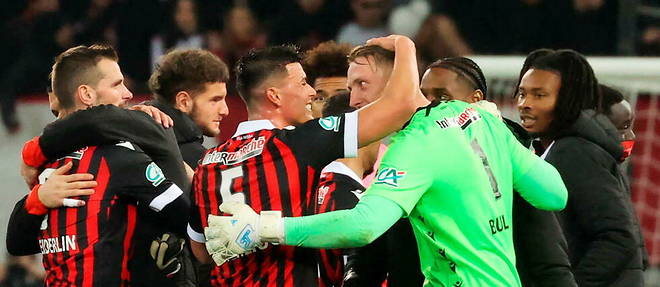Nice's players celebrate after winning the French Cup quarter-final football match between OGC Nice and Olympique de Marseille at the "Allianz Riviera" stadium in Nice, southern France on February 9, 2022. (Photo by Valery HACHE / AFP)
