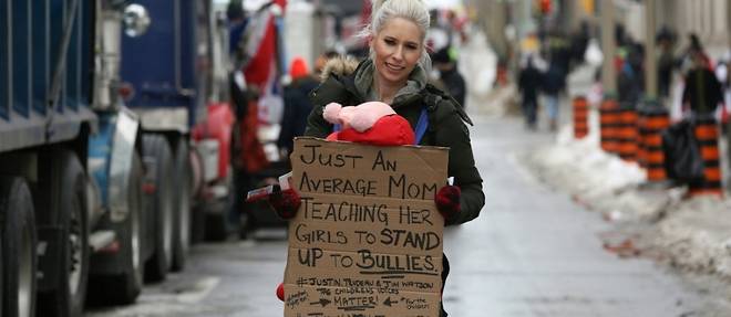 "Mere en mission": des protestataires d'Ottawa emmenent leurs enfants manifester