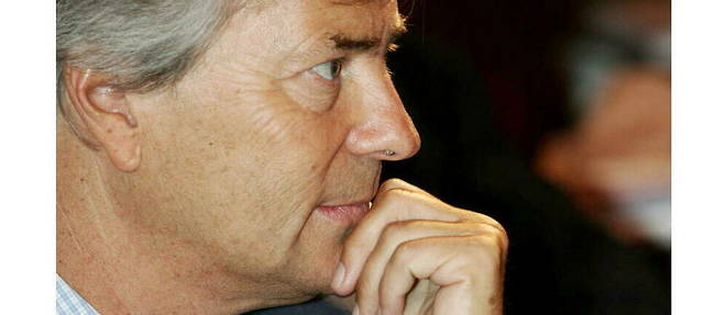 Vincent Bollore ecoute les questions des actionnaires de Havas a l'assemblee generale du groupe publicitaire, le 9 juin 2005. 
