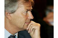 Vincent Bolloré écoute les questions des actionnaires de Havas à l'assemblée générale du groupe publicitaire, le 9 juin 2005. 
