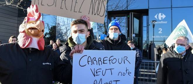 Devant le siege de Carrefour, des producteurs d'oeufs reclament une "revalorisation des prix"
