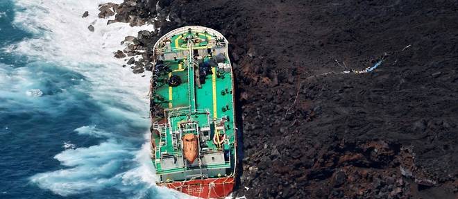 Cyclone Batsirai: debut des operations de pompage du navire echoue a La Reunion