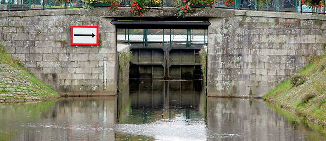 La voiture a ete repechee dans le canal de Nantes a Brest (illustration).
