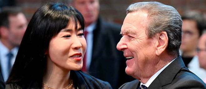 L'ancien chancelier allemand Gerhard Schroder et sa nouvelle epouse Soyeon Schroder-Kim le 1er novembre 2021 a Hanovre.
