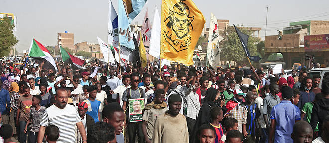 Des milliers de manifestants continuent a se mobiliser a travers le Soudan contre le pouvoir militaire alors que les militaires persistent dans leur arbitraire des arrestations de figures du pouvoir civil.
