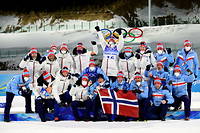  Johannes Thingnes Boe, médaillé d'or en biathlon, avec une partie du staff norvégien.
