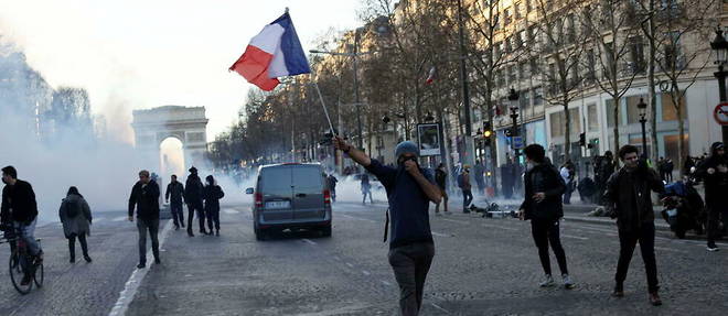 Des manifestants a Paris, samedi 12 fevrier 2022.
