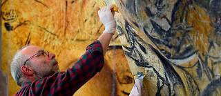  L’artiste et préhistorien Gilles Tosello travaillant à flanc de paroi, dans son atelier toulousain, à la reproduction des fresques de la grotte Chauvet, en juin 2014.  ©ERIC CABANIS