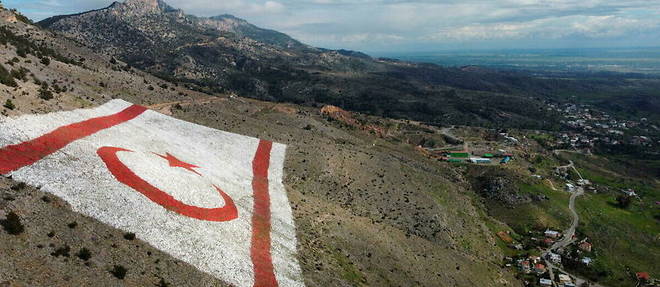 Un drapeau de l'(autoproclamee) Republique turque de Chypre-Nord (RTCN), dessine sur une montagne au nord de Nicosie.
