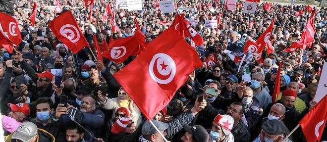 Le president etend son pouvoir sur le systeme judiciaire, les Tunisiens protestent