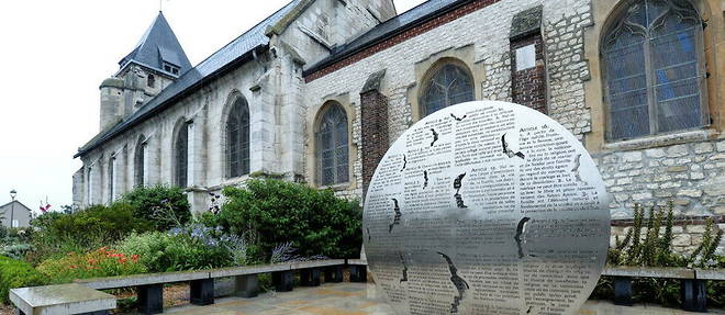 Memorial en hommage au pere Jacques Hamel devant l'eglise de Saint-Etienne-du-Rouvray. 
