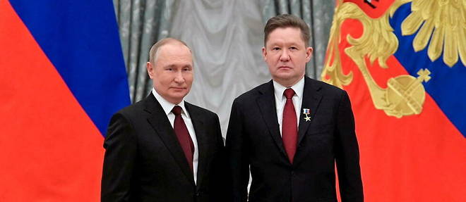 Le president russe Vladimir Poutine pose avec Alexi Miller, le president du Conseil de Gazprom, le 2 fevrier 2022 au Kremlin. 
