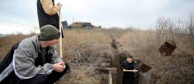 En Ukraine, des ados creusent des tranchees pour oublier les cauchemars