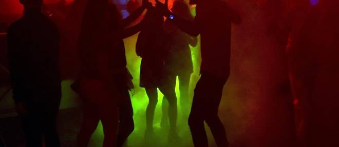 Les discotheques rouvrent en France, les concerts debout reprennent