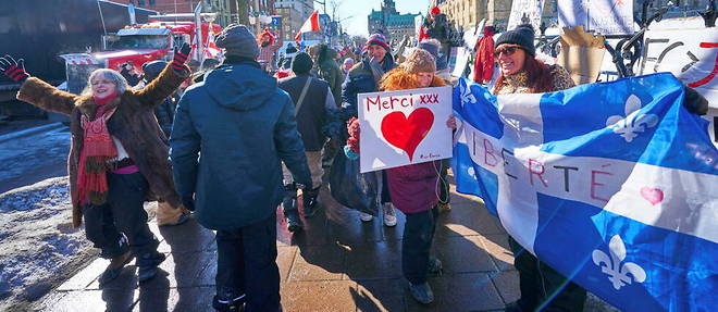 Des manifestants se rassemblent pres de la colline du Parlement alors que les camionneurs continuent de manifester a Ottawa, au Canada, le 13 fevrier 2022 contre les mesures sanitaires anti-Covid-19.
