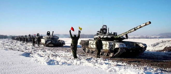 Des militaires russes retournant a leur base, mardi 15 fevrier 2022.

