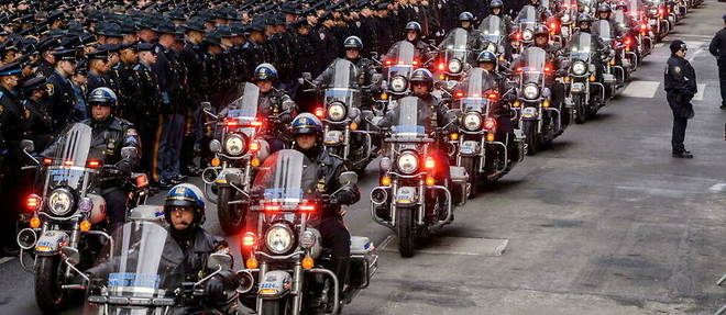 Defile de policiers a New York le 2 fevrier 2002 apres le meurtre de deux officiers.
